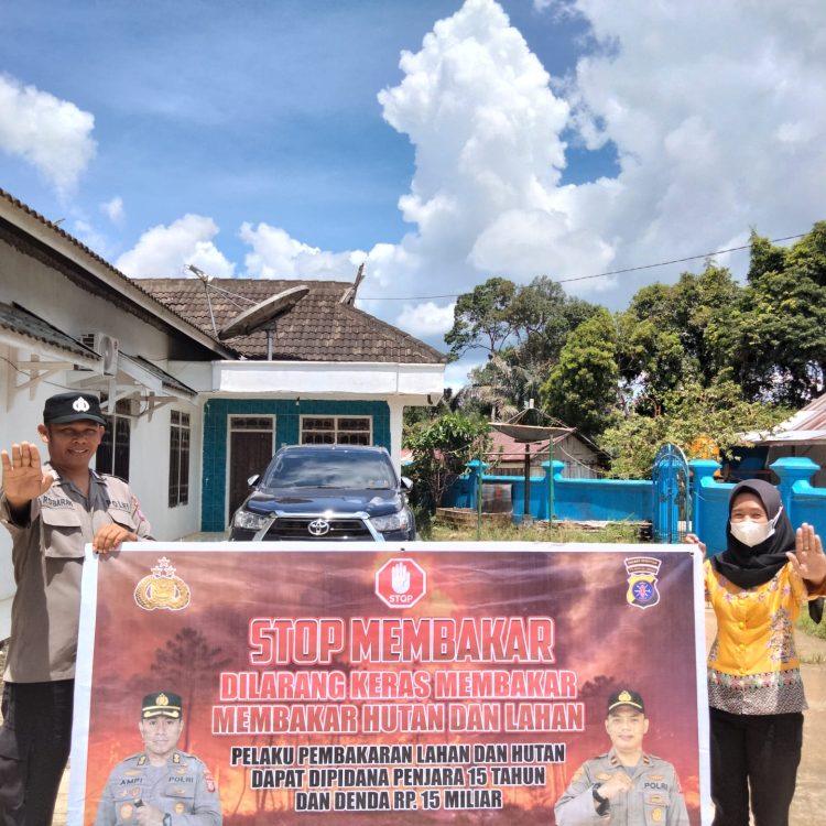 Anggota Polsek Seruyan Tengah Melaksanakan Sosialisasi Karhutla Kepada Masyarakat