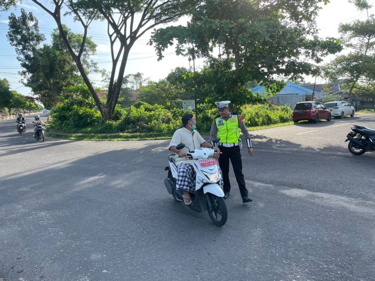 Berikan Rasa Aman Pengguna Jalan, Satlantas Polres Seruyan Tegur Pengendara Tanpa Helm