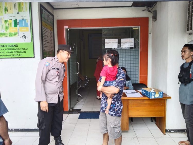 Dialog Dengan Warga, Bhabinkamtibmas Polsek Hanau Lakukan Sambang