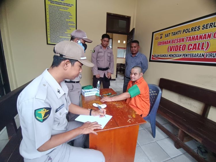 Kasidokkes Beserta Anggota Cek Kesehatan Tahanan Polres Seruyan