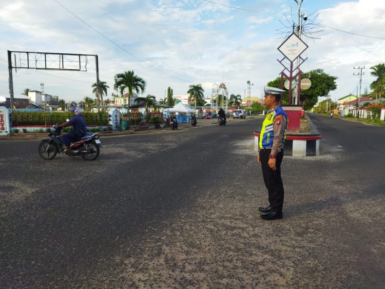 Personel Polres Seruyan Laksanakan Pengaturan Pagi, Arus Lalu Lintas Lancar