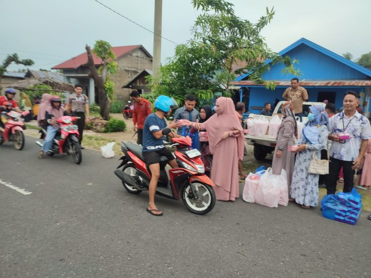 Berkah Ramadhan, Wabup Seruyan Bagi Takjil Gratis