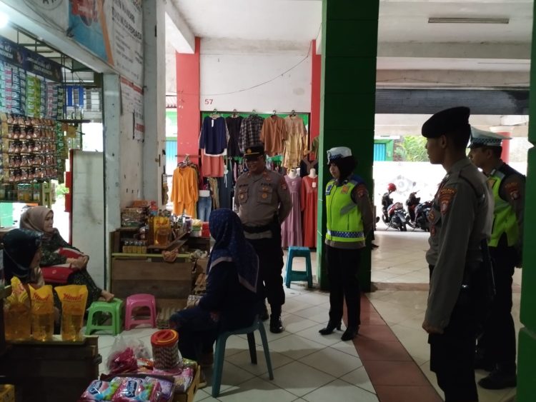Pastikan Ketersediaan Minyak Goreng Dan Sembako Personil Polres Seruyan Cek Rutin Kepasar