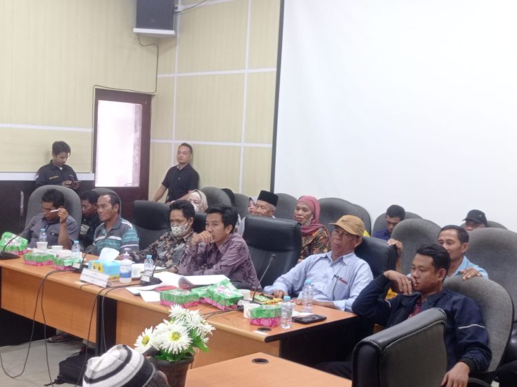 Puluhan Ahli Waris Anggota Koperasi Kosudra Cari Keadilan di Gedung DPRD Seruyan