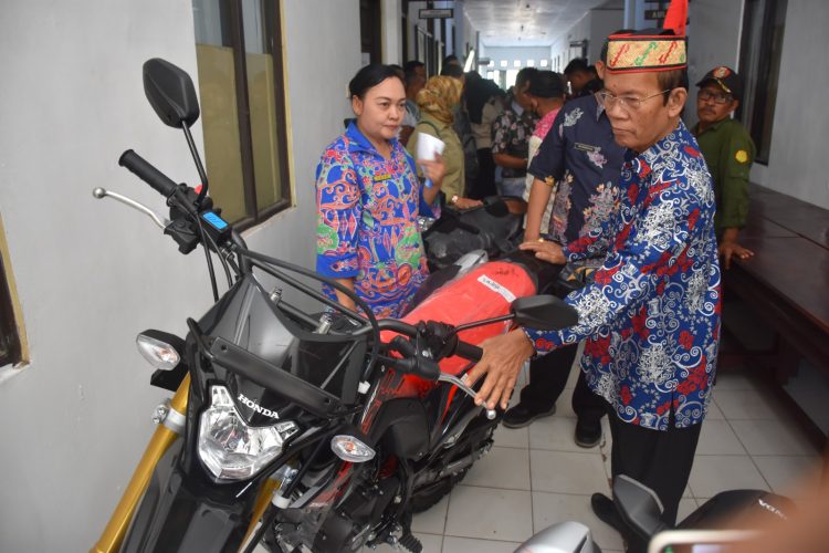 Pemkab Kapuas Berikan 104 Unit Motor Untuk Operasional PPL