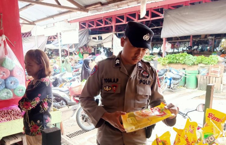 Anggota Polsek Seruyan Hilir Cek Harga Sembako Di Pasar