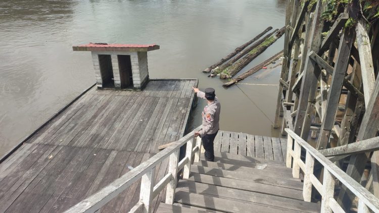 Waspada Banjir, Personel Polsek Serteng Cek Debit Air Sungai
