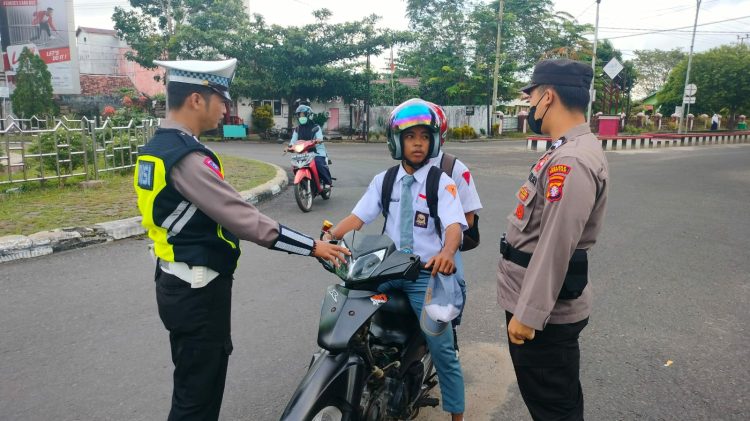 Kembali Bentuk kepedulian Polri Terhadap Keselamatan, Anggota Polres Seruyan, Tegur Pengendara Bermotor