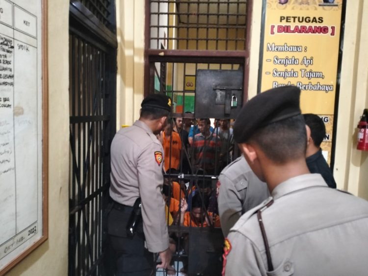 Antisipasi Tahanan Kabur, Anggota Piket Jaga Cek Dan Kontrol Ruang Tahanan