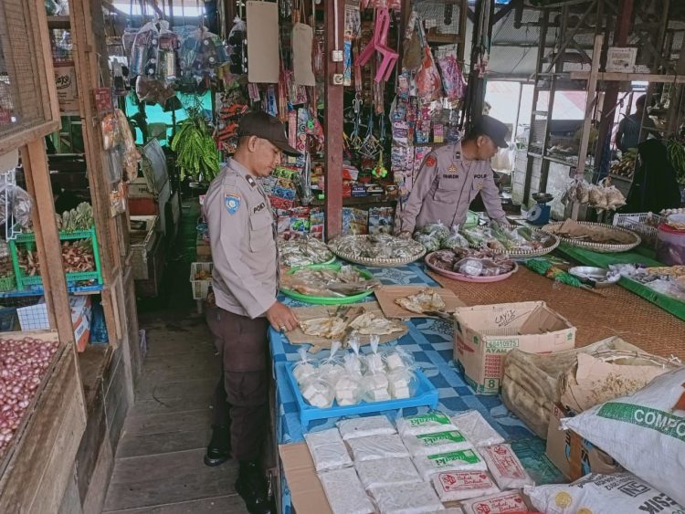 Polsek Hanau Cek Dan Kontrol Harga Sembako Di Pasar