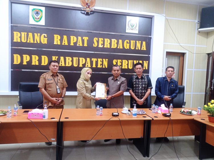 Wabub Seruyan Serahkan Resume Medis Bupati Kepada Unsur Pimpinan DPRD