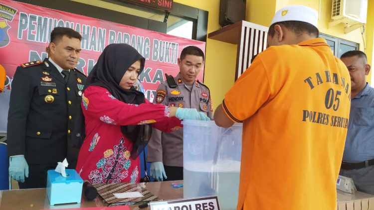 Polres Seruyan Musnahkan 34 Paket Sabu Dari 4 Tersangka