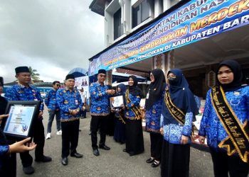 Wabup Barut Serahkan Piagam Penghargaan Untuk Guru Dipuncak Peringatan Hardiknas