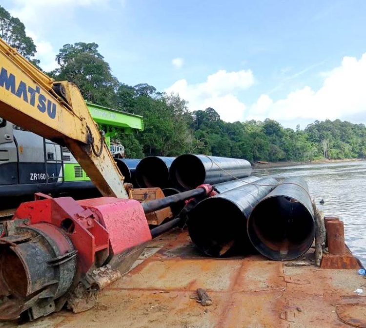 Maaterial dan Peralatan Tiang Pancang Jembatan Desa Lemo Tiba Dilokasi