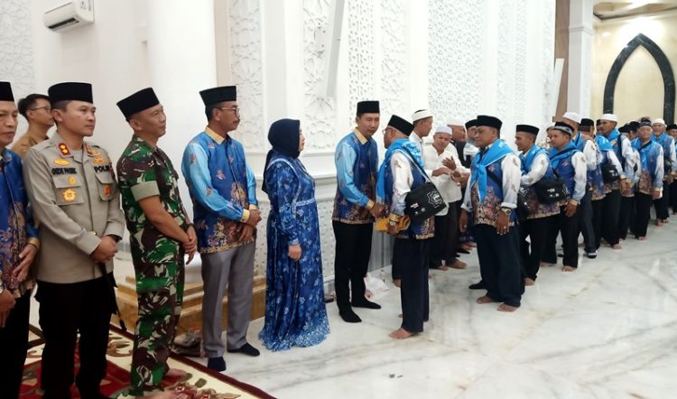 Nadalsyah Lepas Keberangkatan 120 Jamaah Calon Haji Asal Barut