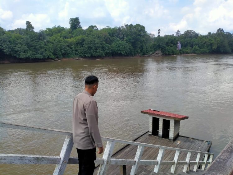 Anggota Polsek Seruyan Tengah Rutin Cek Debit Air Sungai