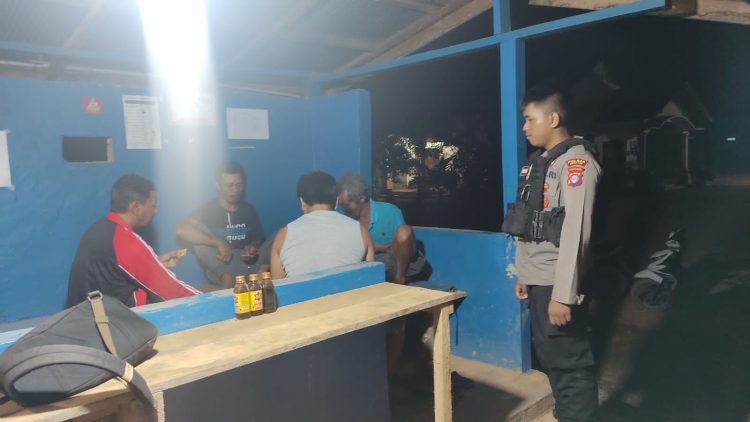 Tingkatkan Keamanan Anggota Pospol Batu Agung Sambang Poskamling