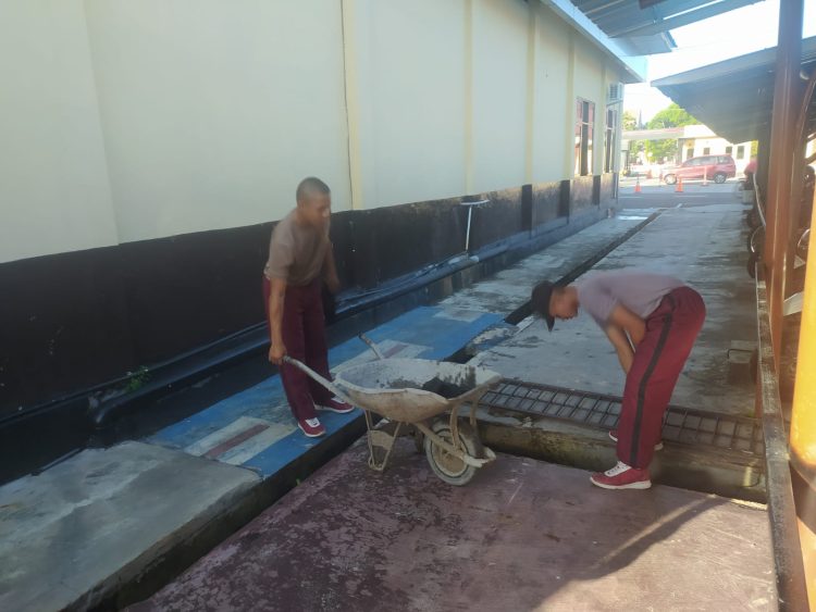 Siswa SPN Polda Kalteng Laksanakan Manajemen Kebersihan Di Polres Seruyan