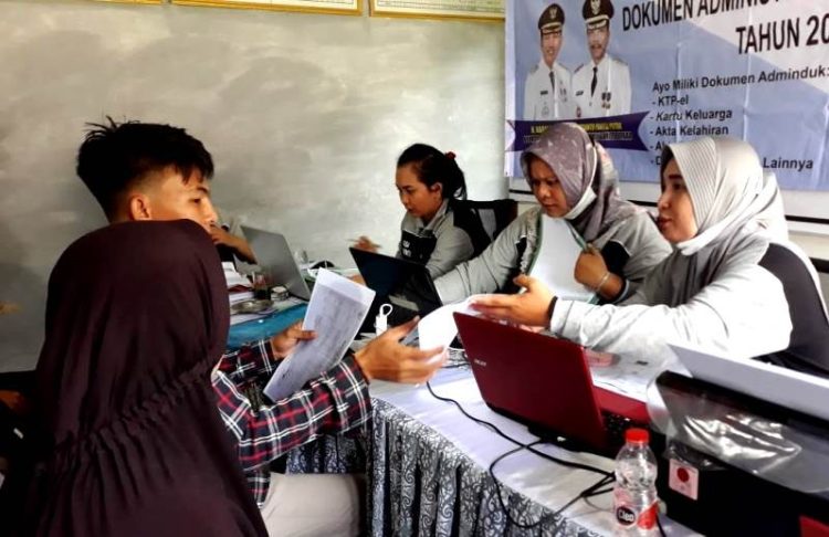 Didukcapil Barut Adakan Pelayanan Administrasi Keliling