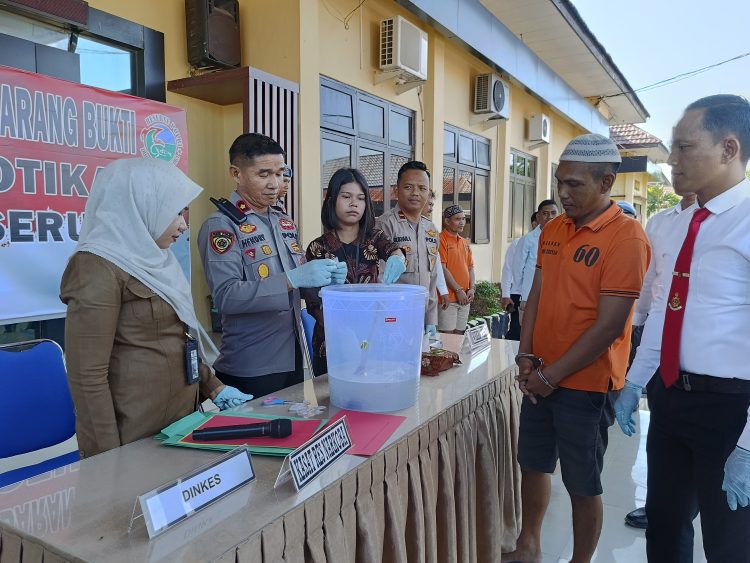 Polres Seruyan Musnahkan 23.69 Gram Barbuk Sabu Dari 3 Pengedar