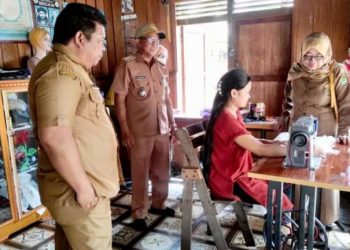 Kadisnakertranskop UKM Lakukan Monev dan Pembinaan Pelaku Usaha Jahit dan Budidaya Kelulut