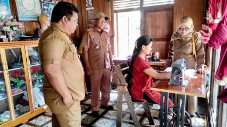 Kadisnakertranskop UKM Lakukan Monev dan Pembinaan Pelaku Usaha Jahit dan Budidaya Kelulut