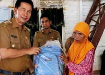 Nadalsyah Serahkan Bantuan Bagi Korban Kebakaran Desa Mukut