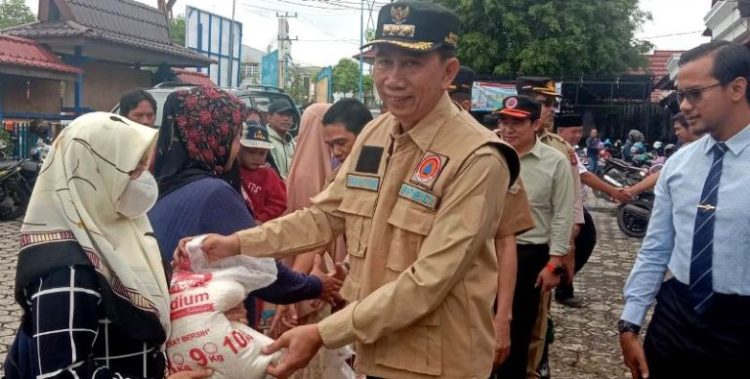 Nadalsyah Serahkan Bantuan Kepada Korban Banjir