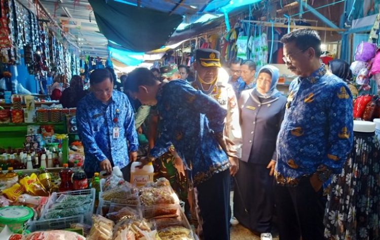 Pastikan Stok Bapok Aman, Bupati Nadalsyah Tinjau Langsung Pendopo Muara Teweh
