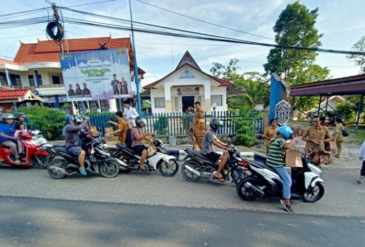 Kecamatan Teweh Tengah Bagi Takjil Gratis