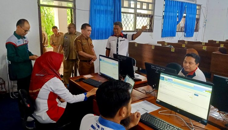 Kadisdik Barito Utara Kunjungi SMAN 1 Muara Teweh Dihari Kedua PPDB