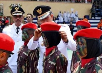 Nadalsyah Pungut dan Pasangkan Baret Merah Tentara Cilik yang Terjatuh di Lapangan