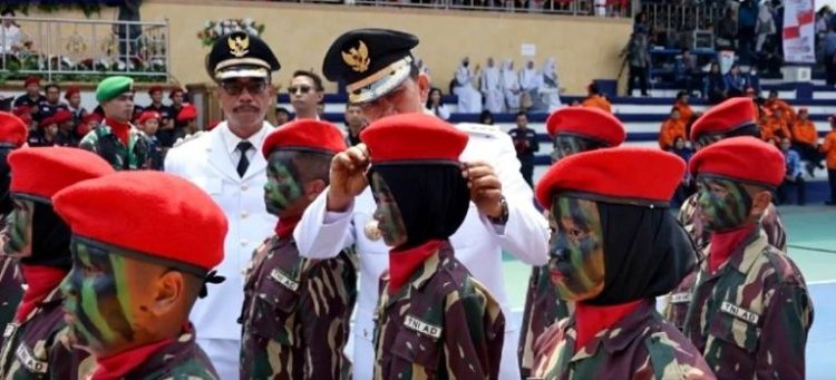 Nadalsyah Pungut dan Pasangkan Baret Merah Tentara Cilik yang Terjatuh di Lapangan