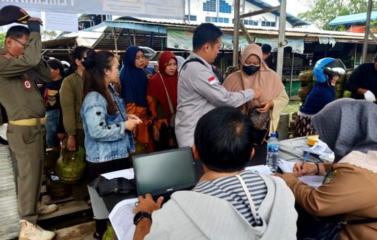 Pemkab Barut Gelar Pasar Penyeimbang LPG Tabung 3Kg di Kelurahan Lanjas