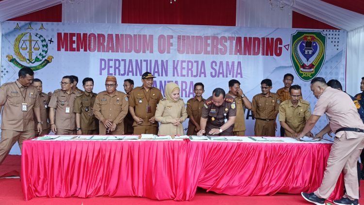 Iswanti Hadiri Penandatangan MoU Kejari dan Desa se- Kabupaten Seruyan