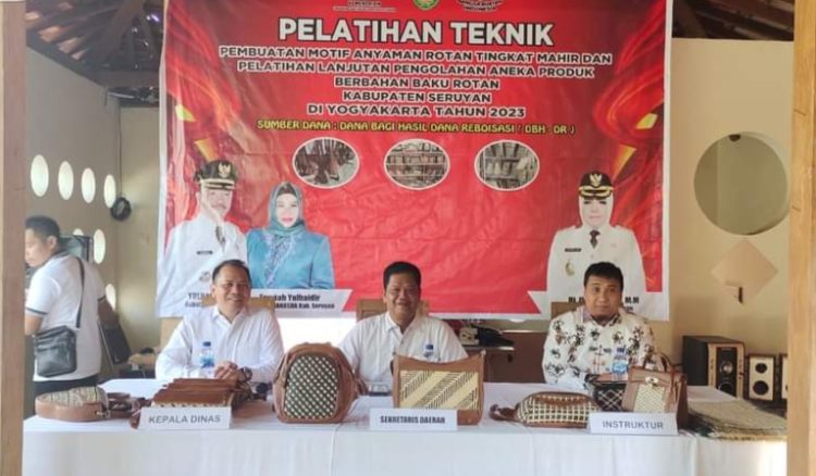 Latihan Pembuatan Motif Anyaman Diharap Mampu Tingkatkan Daya Saing IKM
