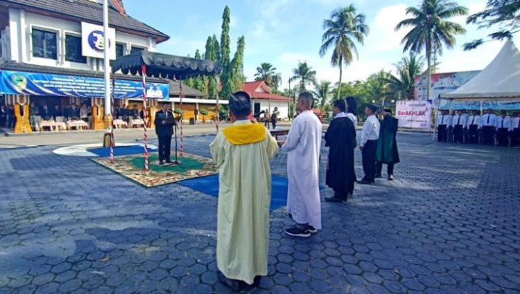 Bupati Barut Serahkan SK Kepada 555 PPPK yang Baru Diambil Sumpah Janji Jabatan