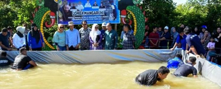 Sekda Barut Kunjungi Festival Budaya Iya Mulik Bengkang Turan