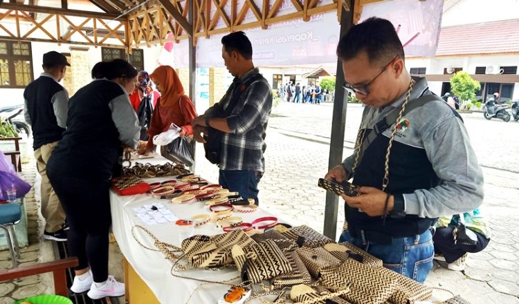 Meriahkan HKN Ke 76, Disnakertranskop UKM Barut Gelar Bazar KUMKM