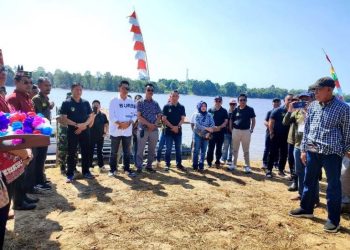 Nadalsyah Dinobatkan Sebagai Tokoh Pantai Barito Sekaligus Membuka Drag Race Ketinting Mangkatip Cup