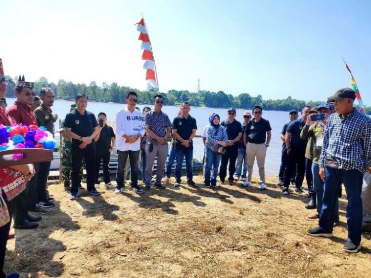 Nadalsyah Dinobatkan Sebagai Tokoh Pantai Barito Sekaligus Membuka Drag Race Ketinting Mangkatip Cup