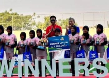 Ketum ASBWI Nadalsyah Serahkan Hadiah Pemenang Turnamen Sepakbola Putri KU-10 dan KU-12