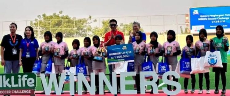 Ketum ASBWI Nadalsyah Serahkan Hadiah Pemenang Turnamen Sepakbola Putri KU-10 dan KU-12