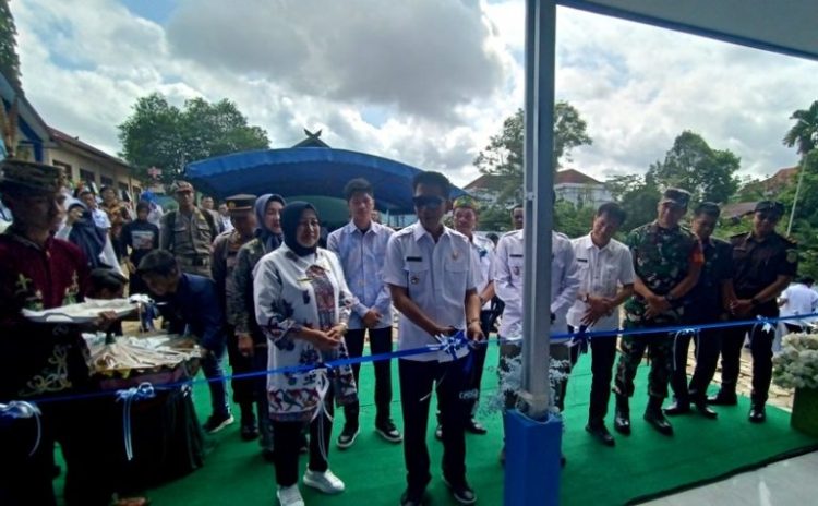 Bupati Barut Resmikan Kantin Sehat Sekaligus Peringati HUT KE 49 SMPN 1 Muara Teweh