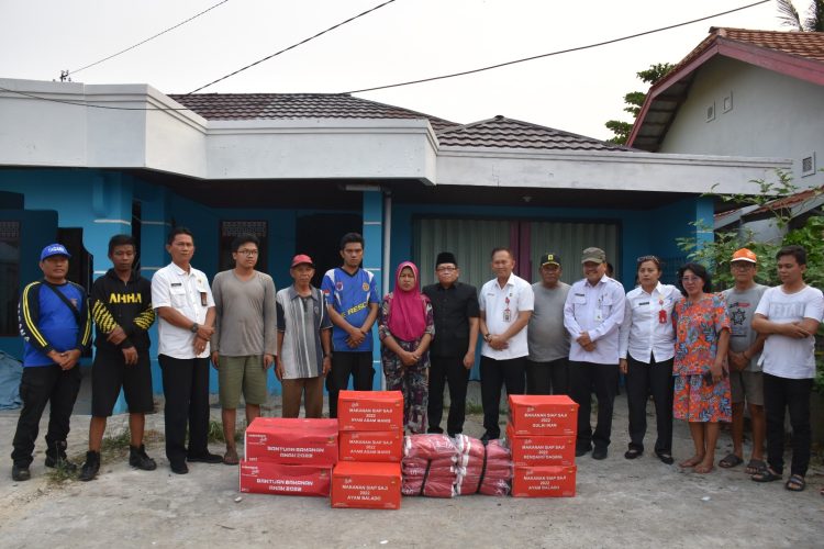 Pj Bupati Kapuas Serahkan Bantuan Awal Korban Musibah Kebakaran Permukiman