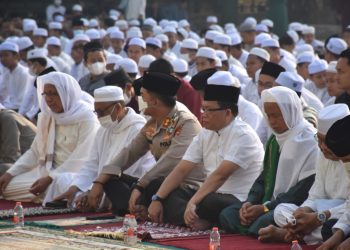 Pj Bupati Kapuas Bersama Ratusan Masyarakat Sholat Istisqa di Halaman Masjid Agung Al-Mukarram