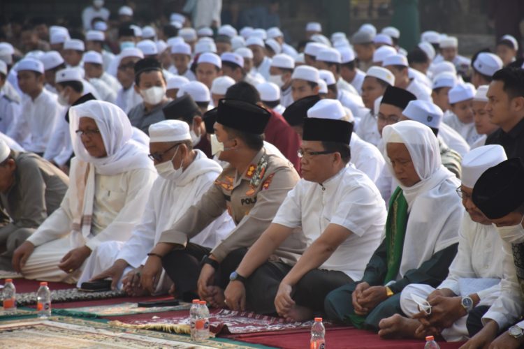Pj Bupati Kapuas Bersama Ratusan Masyarakat Sholat Istisqa di Halaman Masjid Agung Al-Mukarram