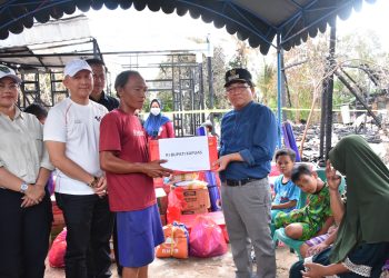 Pj Bupati Kapuas Serahkan Bantuan Kebakaran di RT 09 Kelurahan Palingkau Lama