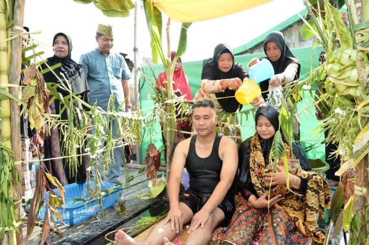 Pj Bupati Seruyan Gelar Tradisi 7 Bulanan Putrinya
