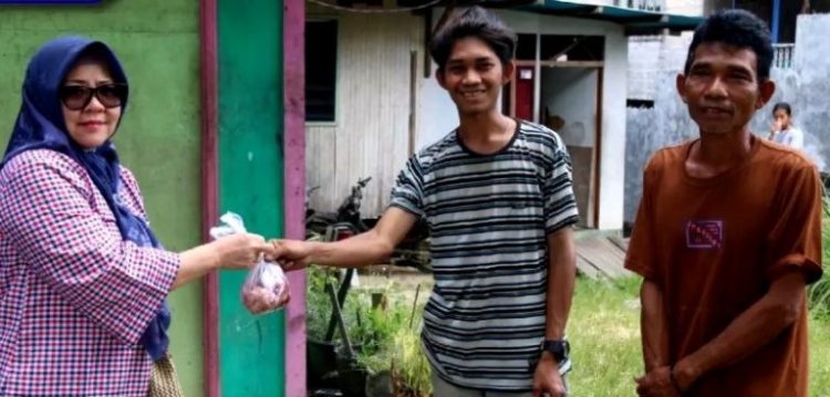 Ketua TP PKK Barut Bagikan Daging Qurban